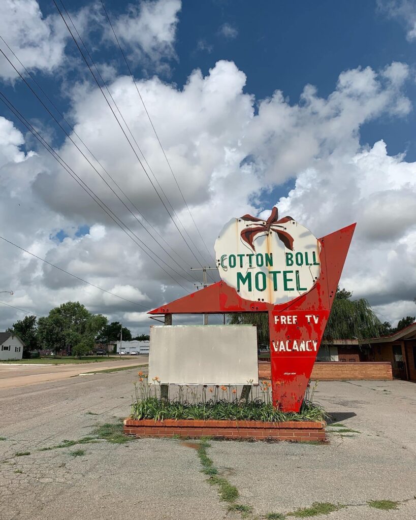 Driving the Historic Route 66: an abandoned motel