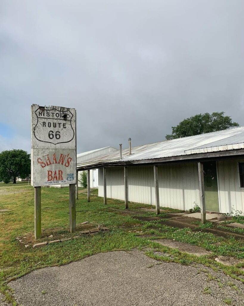Route 66: Springfield to Cuba. An old abandoned bar